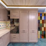 Интересное оформление кухни с высокими шкафчиками и пеналами в стиле кантри