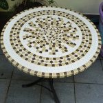 Красиво украшенный мозаикой, круглый стол