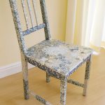 Красивый декор стула в виде мозаики в технике декупаж