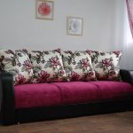 Красивый и удобный розовый диван для гостиной
