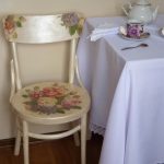 Красивый обновленный стул с цветами для уютной кухни