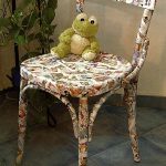 Красивый обновленный стул в технике мозаика