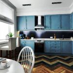 Кухня со шкафчиками до потолка в синем цвете