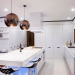 Кухонный гарнитур белого цвета без верхних шкафов