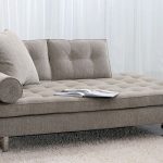 Небольшой серый диван для одного человека