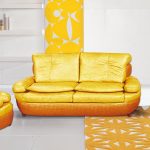 Небольшой желтый диван-раскладушка