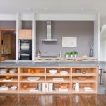 Необычная деревянная кухня без верхних шкафов