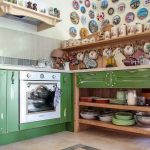 Открытая зеленая кухня без верхних шкафов