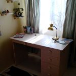 Письменный стол и стеллаж из ЛДСП для ребенка