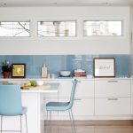 Простая бело-голубая кухня без верхних шкафов