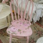 Розовый стул с необычной спинкой