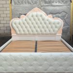 Шикарная кровать молочного цвета с каретной стяжкой