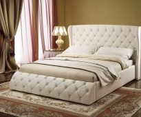 Шикарная мягкая кровать с декором капитоне в спальне