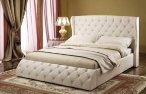Шикарная мягкая кровать с декором капитоне в спальне