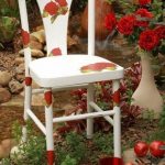 Стильный белый стул с розами из старого бабушкиного