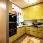 Желтая кухня с большими навесными шкафчиками