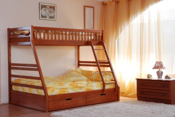 Двухъярусная деревянная кровать на троих человек
