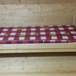 Односпальная деревянная кровать в деревянной комнате своими руками