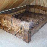 Применение стволов деревьев для дачной кровати