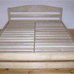 Самодельная деревянная кровать без матраса
