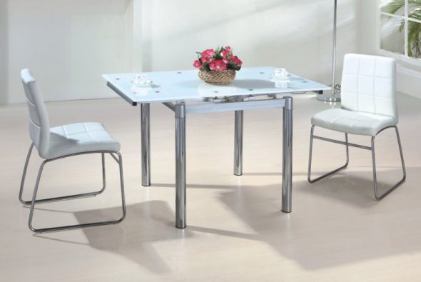 steklyannyj stol s hromirovannymi nozhkami v sovremennom dizajne