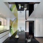 Стильная кухня в стиле хай-тек с зеркальным потолком
