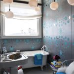 Зеркальный потолок и оригинальная люстра - изюминка интерьера ванной комнаты