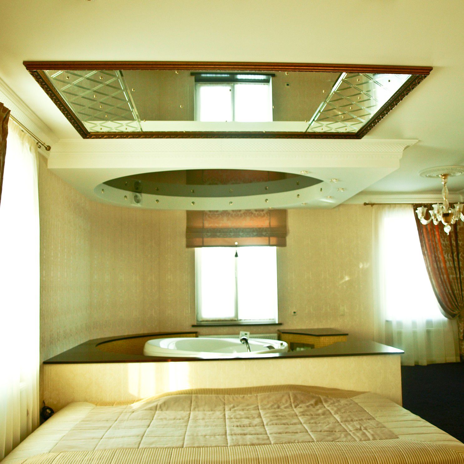 Зеркальный потолок в спальне