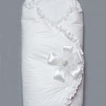 Белоснежной одеяло-конверт с кружевом и бантом