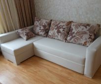 Белый угловой диван с яркими подушками своими руками