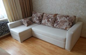 Белый угловой диван с яркими подушками своими руками