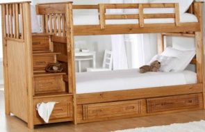 Деревянная кровать в два яруса с удобной лестницей