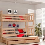 Двухъярусная деревянная кровать с тремя спальными местами