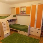 Двухъярусная кровать со встроенным шкафом и полками — хорошее решение для детей школьного возраста