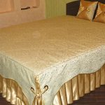 Комбинирование золотистой ткани и ткани с завитками для покрывала на кровать