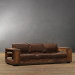 Коричневый деревянный диван с кожаной обивкой