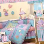 Красивый комплект постельного с одеялом в кроватку малыша
