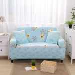 Небольшой голубой диванчик с цветочным рисунком