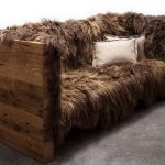 Необычный диван с меховой обивкой