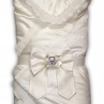 Одеяло-конверт с бантом красивого молочного цвета