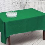 Однотонная зеленая скатерть на стол