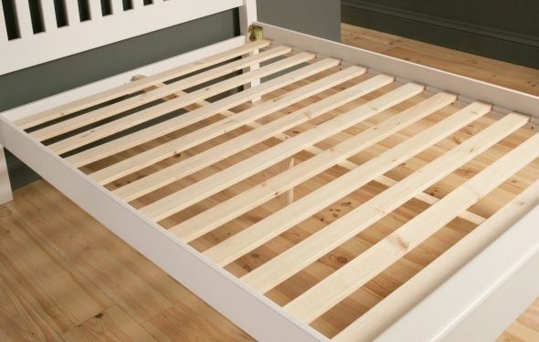 Простая деревянная кровать 