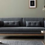Простой серый диван с прямоугольными подушками