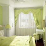 Расстановка мебели в небольшой зеленой спальне