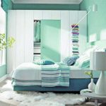 Шкаф, кровать и столик в интерьере спальни в зеленом цвете