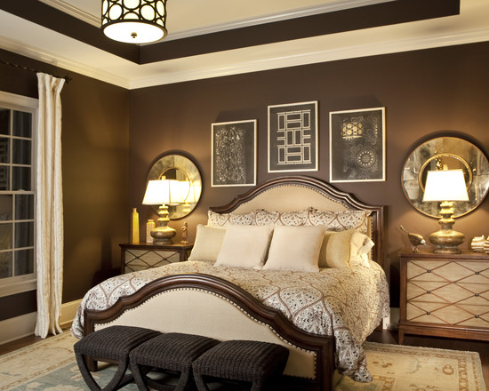 Традиционная кровать с мягкими быльцами с симметричным расположением мебели