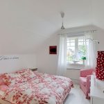 Уютная белая спальня с ярким декором с нестандартной планировкой