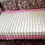 Бело-розовое одеяло бонбон на большой диван