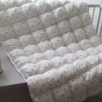 Белое одеяло со звездами в технике бонбон в кроватку новорожденного