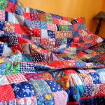 Большое разноцветное лоскутное одеяло на двуспальную кровать